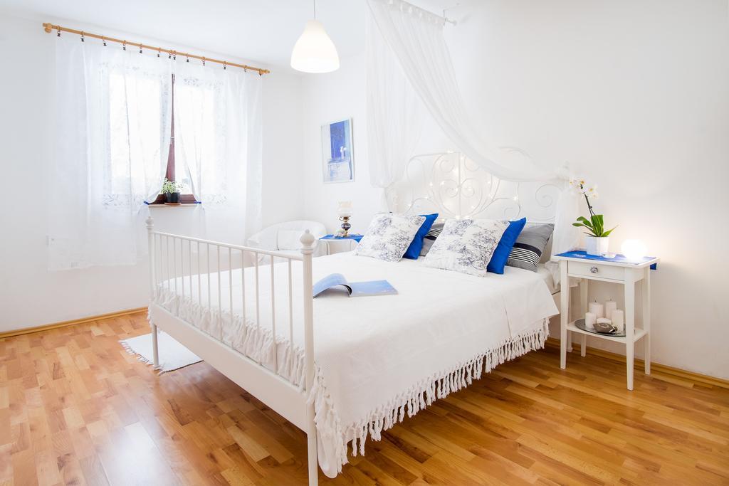 Apartment Katarina Малинска Стая снимка